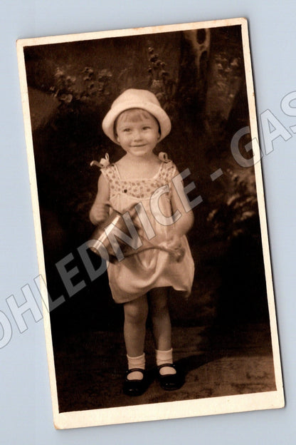 Pohlednice dítě s kbelíkem (M26219)