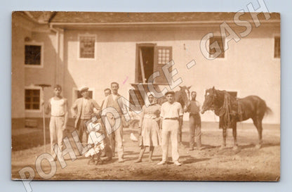 Pohlednice Praha skupina osob s koňmi u domu (M26220)