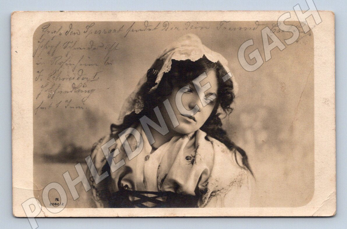 Postcard portrait of an actress, authentic (M2634)