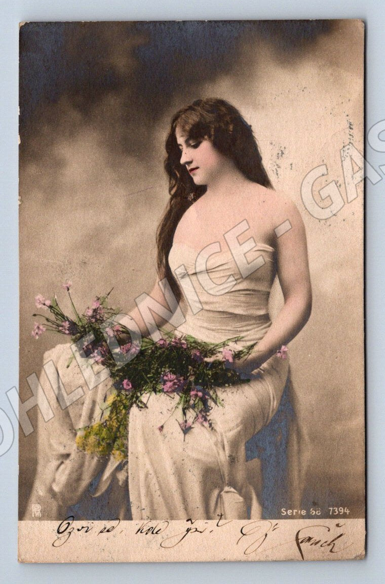 Postcard woman with flowers colored (M2636)