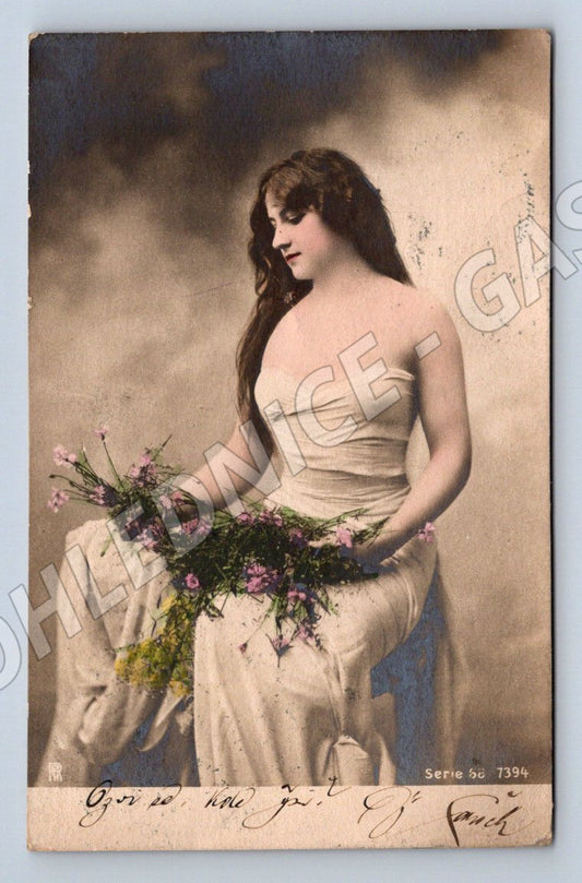 Postcard woman with flowers colored (M2636)