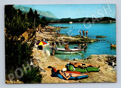 Pohlednice Jugoslávie Makarska pláž s lidmi (M26581)