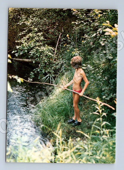 Pohlednice Švédsko chlapec u potoka 1977 (M26739)