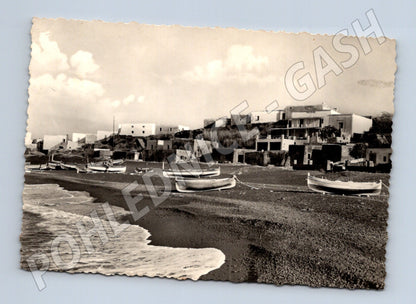 Pohlednice Itálie Stromboli pláž s loděmi 1957 (M26859)