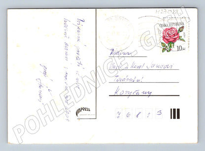 Pohlednice vánoční dívka s dopisem zasněžená krajina 2003 (M27022)