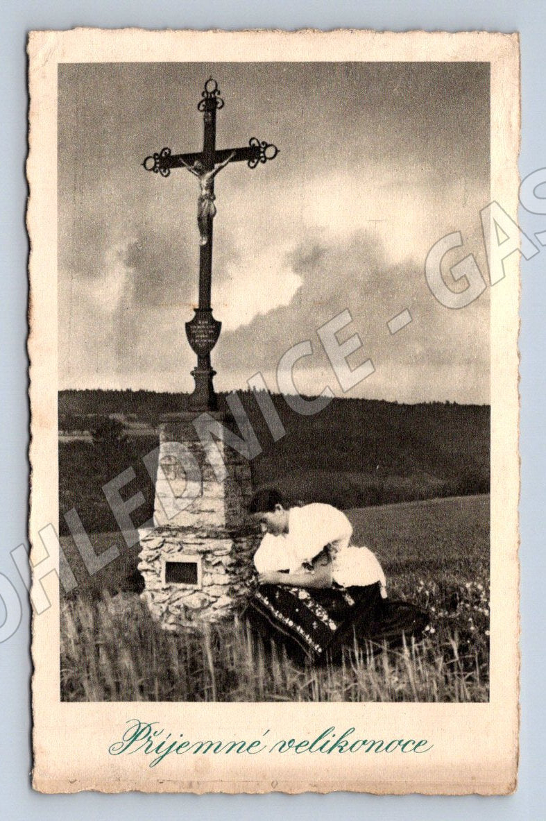 Pohlednice dívka v kroji u kamenného kříže Velikonoce (M2747)