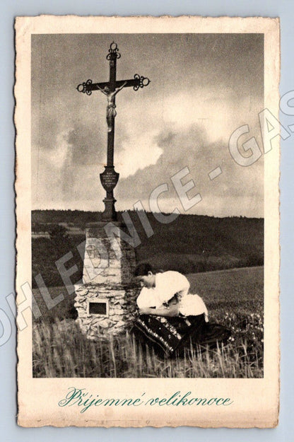 Pohlednice dívka v kroji u kamenného kříže Velikonoce (M2747)