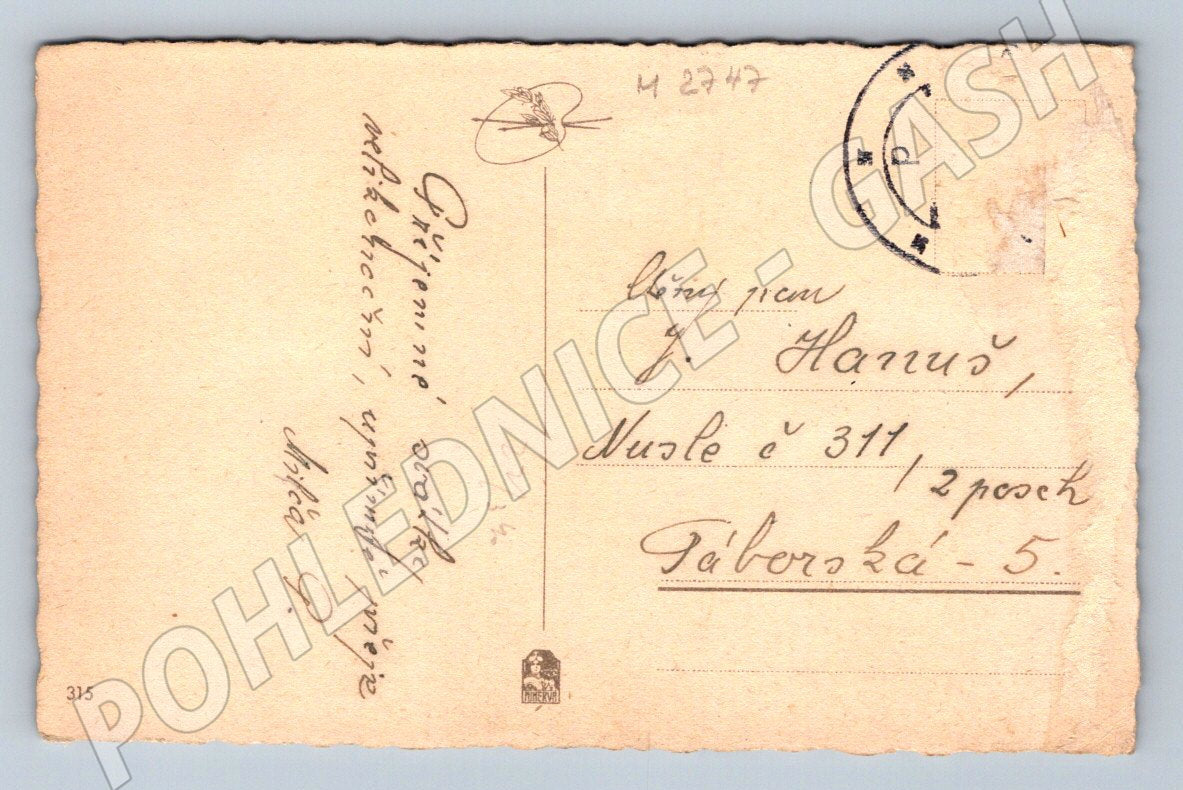 Pohlednice dívka v kroji u kamenného kříže Velikonoce (M2747)