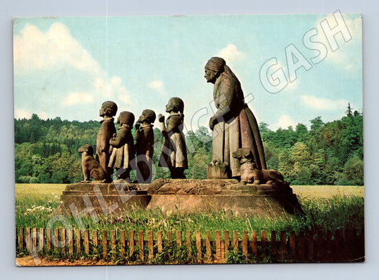 Pohlednice Babiččino údolí pomník Babičky s dětmi (M27841)