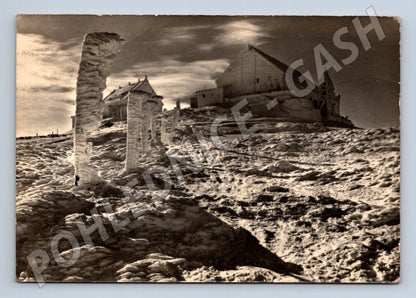 Pohlednice Krkonoše Sněžka chaty v zimě 1960 (M28225)