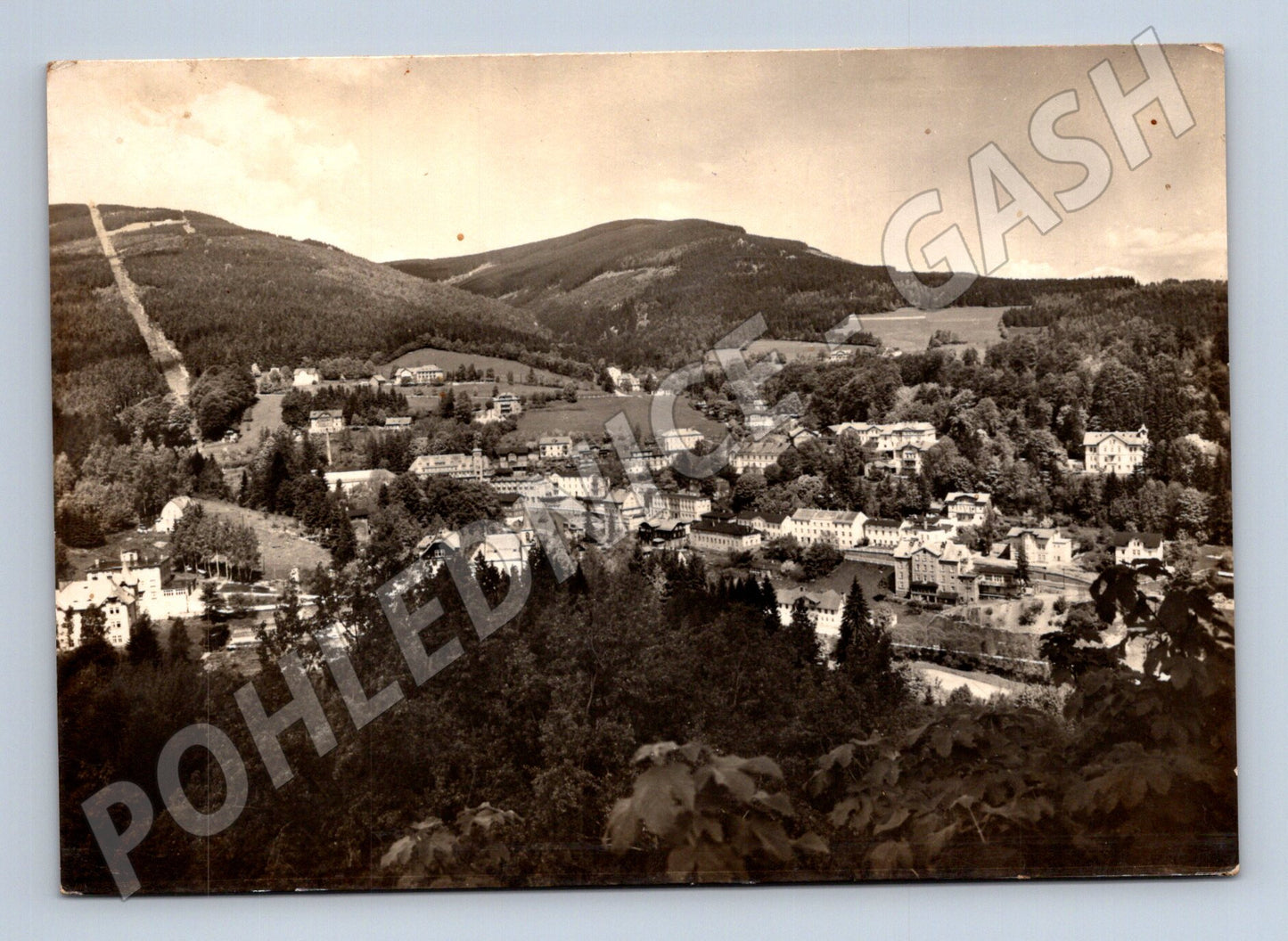Pohlednice Janské Lázně pohled na město s horami (M28259)
