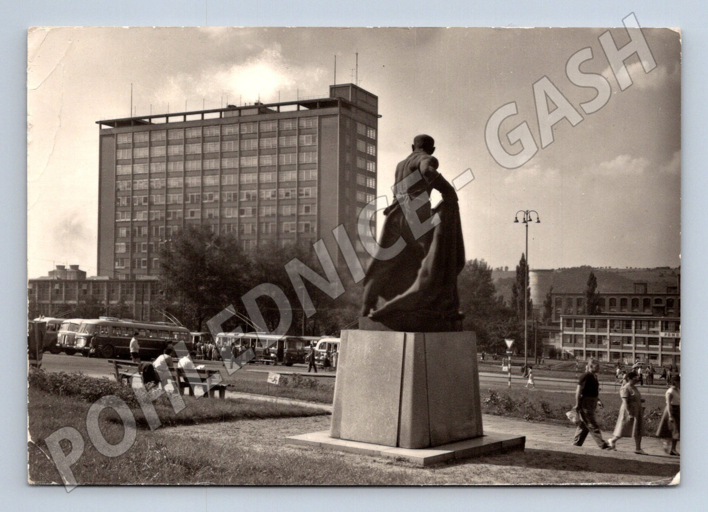 Pohlednice Gottwaldov Náměstí Práce socha a budova 1963 (M28321)
