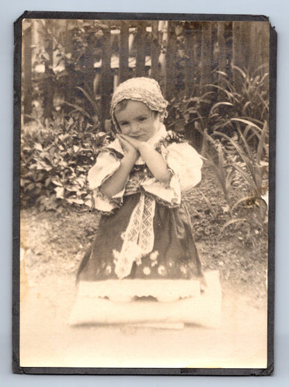 Stará fotografie dítě v kroji (M28532)