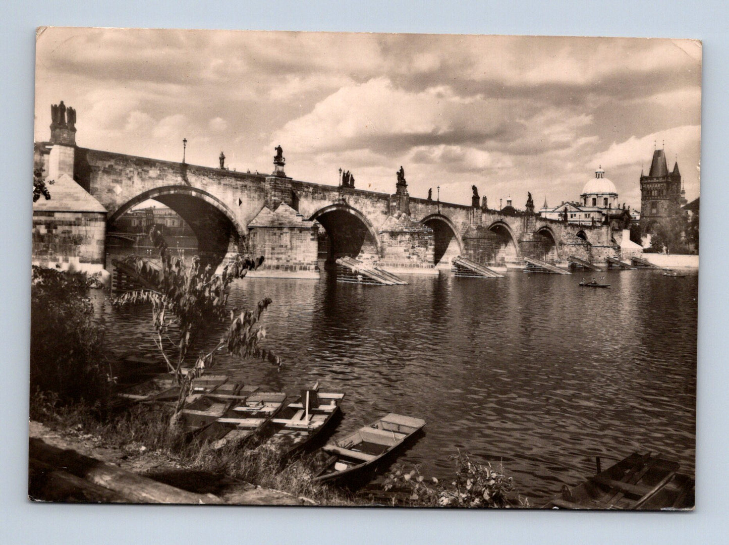 Pohlednice Praha Karlův most z nábřeží (M28930)