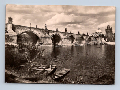 Pohlednice Praha Karlův most z nábřeží (M28930)