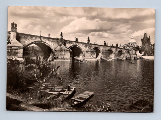 Pohlednice Praha Karlův most z nábřeží (M28930)