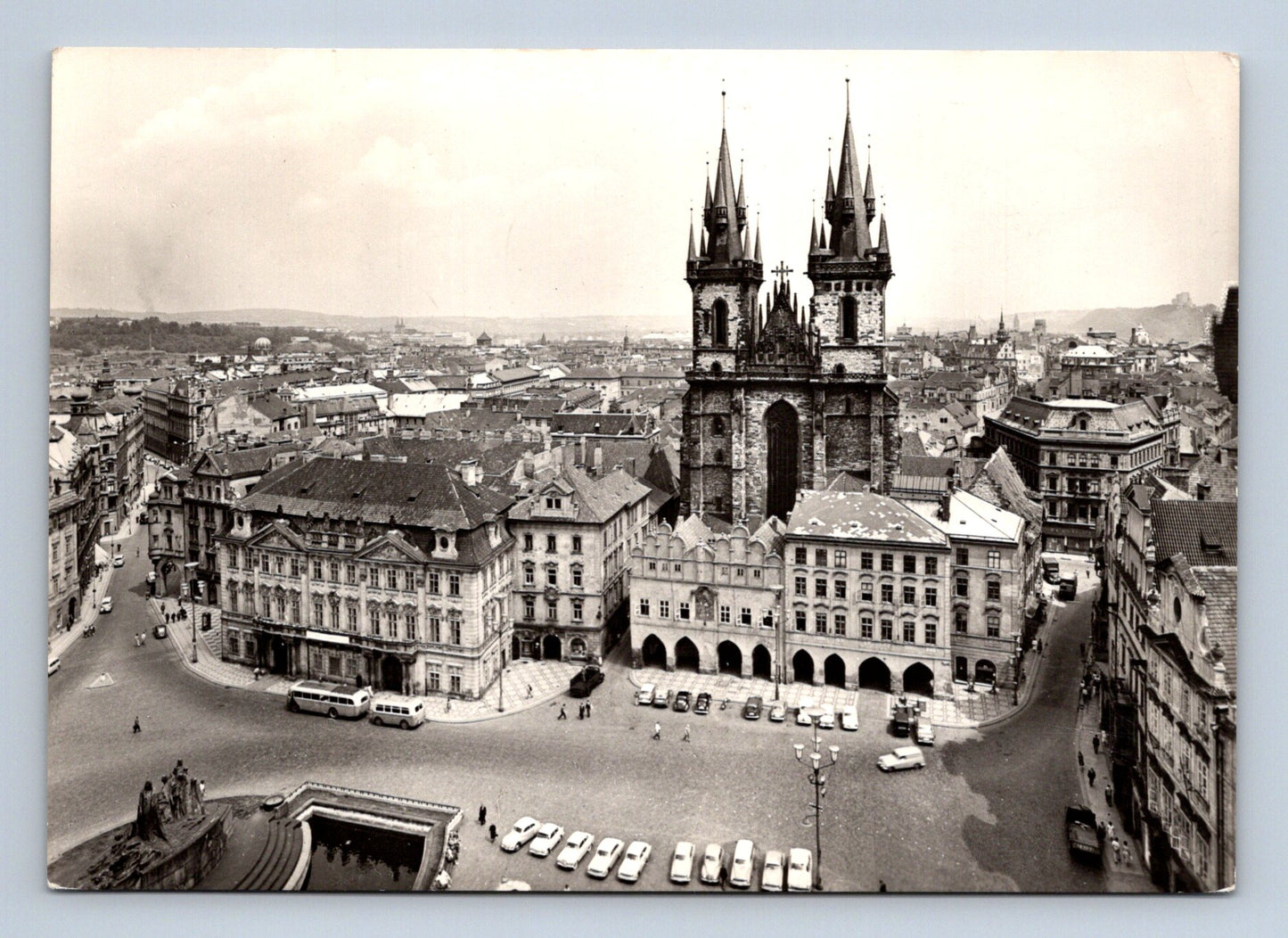 Pohlednice Praha Staroměstské náměstí a Týnský chrám 1968 (M28949)