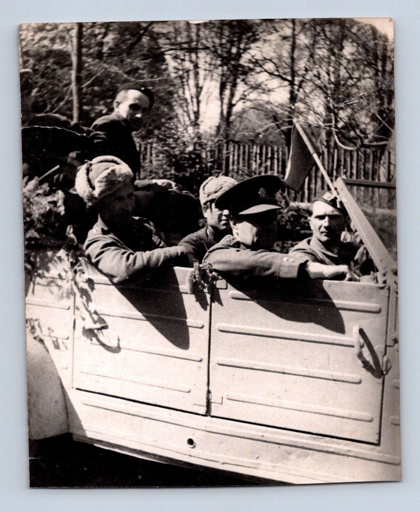 Stará fotografie muži v uniformách v otevřeném vozidle (M29175)