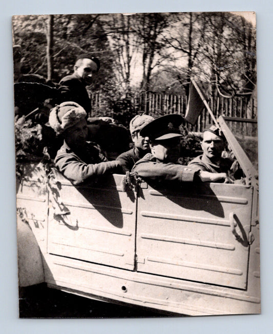 Stará fotografie muži v uniformách v otevřeném vozidle (M29175)