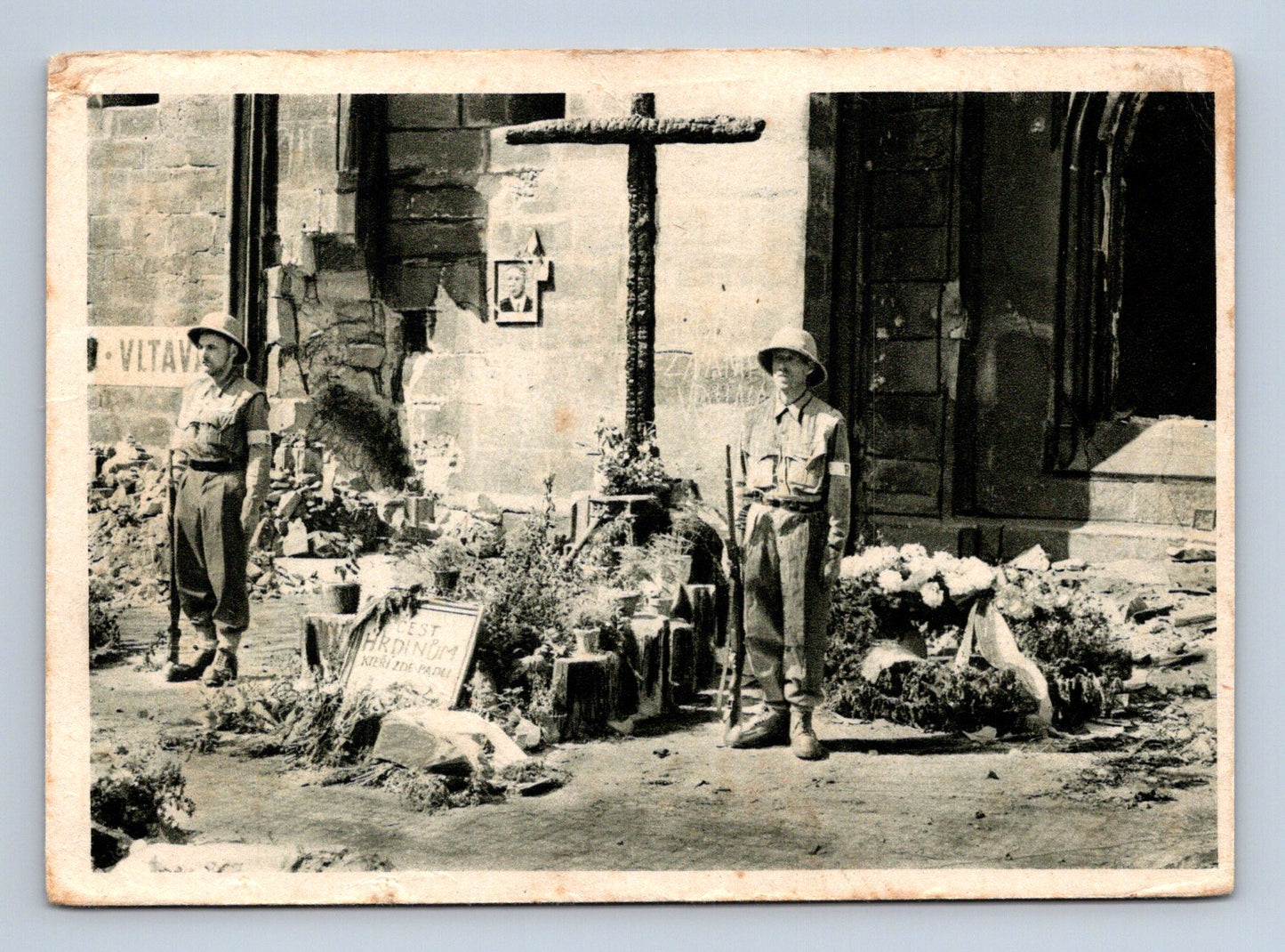 Pohlednice Praha symbolický hrob bojovníků 1945 (M29187)