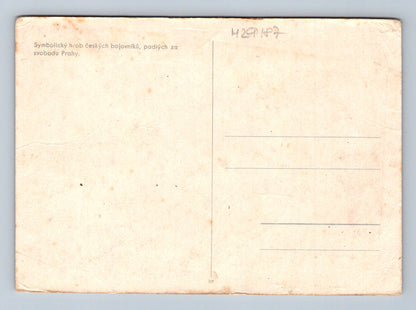 Pohlednice Praha symbolický hrob bojovníků 1945 (M29187)