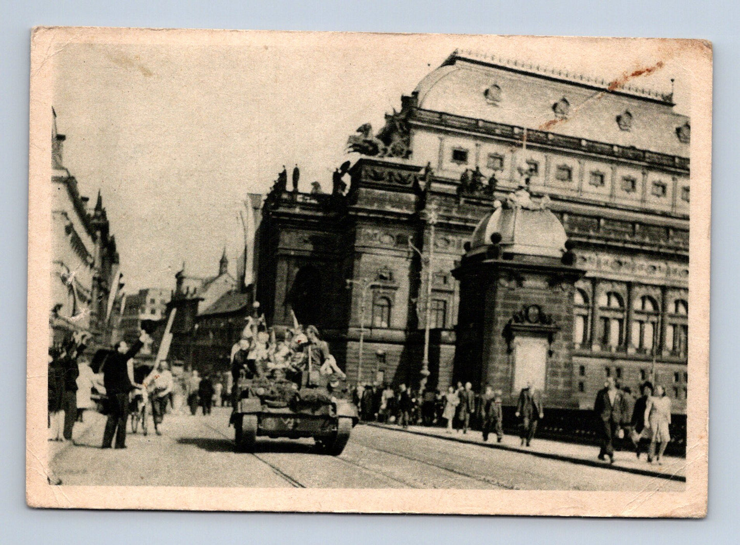 Pohlednice Praha ruský tank u Národního divadla (M29188)
