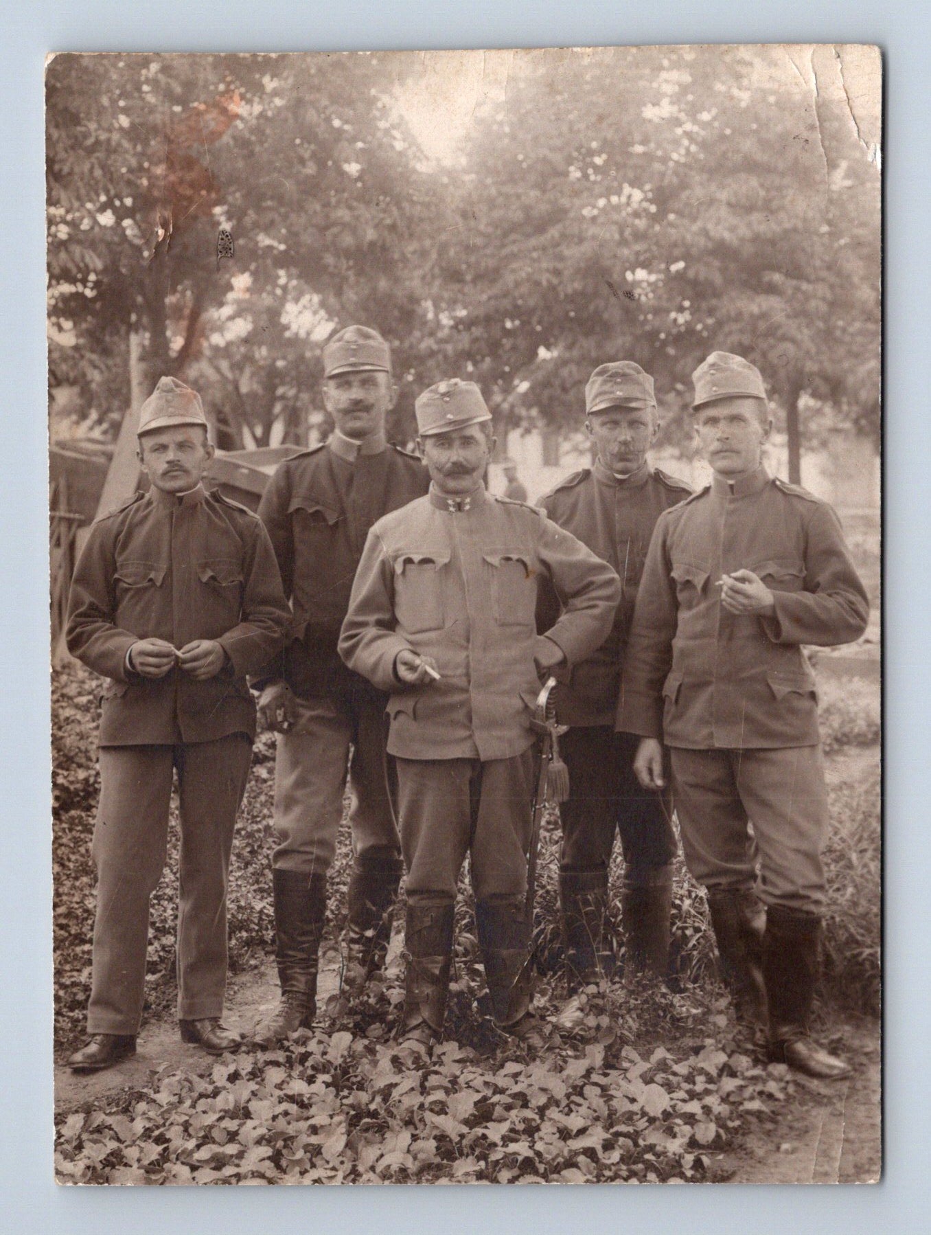 Stará fotografie skupina vojáků v uniformách (M29203)