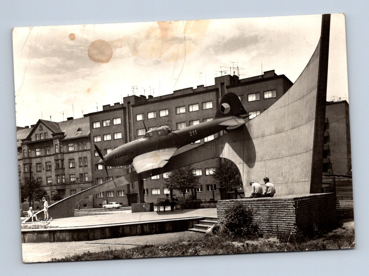 Pohlednice Ostrava Památník osvobození letadlo (M29216)