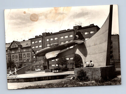 Pohlednice Ostrava Památník osvobození letadlo (M29216)