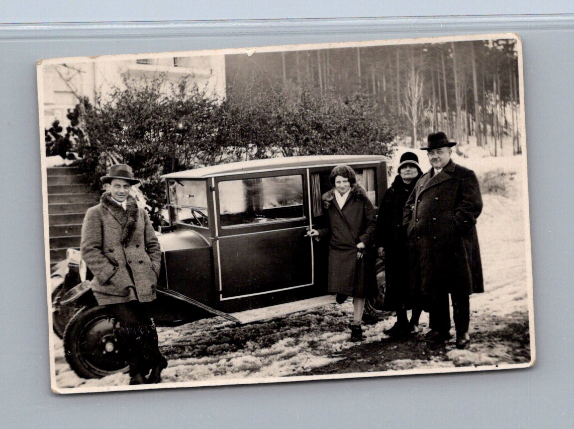 Stará fotografie skupinka s automobilem v zimě 1928-29 (M29235)