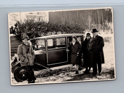 Stará fotografie skupinka s automobilem v zimě 1928-29 (M29235)