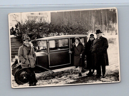 Stará fotografie skupinka s automobilem v zimě 1928-29 (M29235)