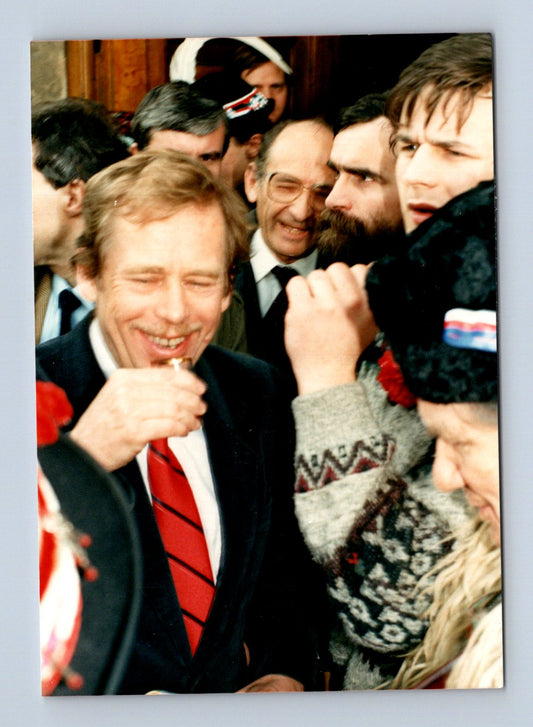 Stará fotografie Václav Havel pije z panáka (M29254)