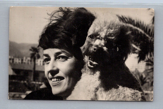 Pohlednice Francie herečka Jeanne Moreau s pudlem 1965 (M29265)