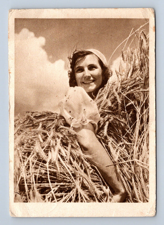 Pohlednice Žena v obilí sklizeň 1944 (M29278)
