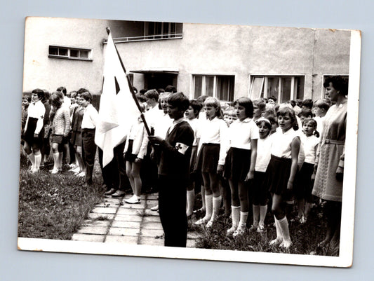 Stará fotografie školní děti s vlajkou (M29283)