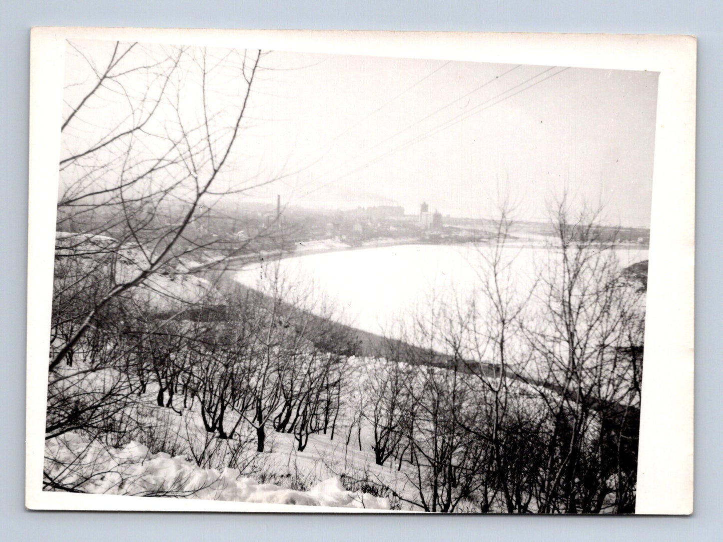Stará fotografie zasněžená krajina s jezerem a městem (M29291)