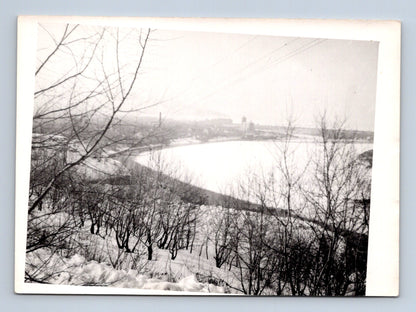 Stará fotografie zasněžená krajina s jezerem a městem (M29291)