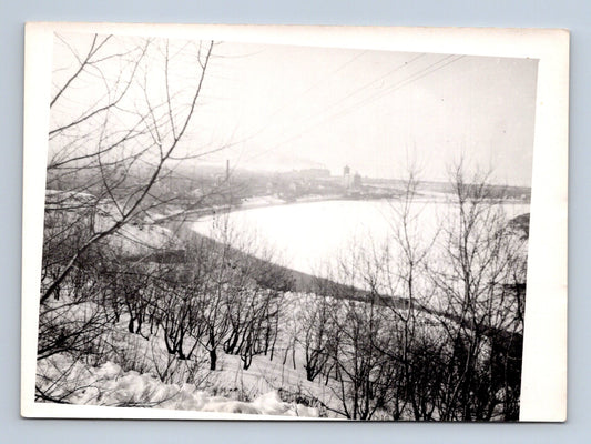 Stará fotografie zasněžená krajina s jezerem a městem (M29291)