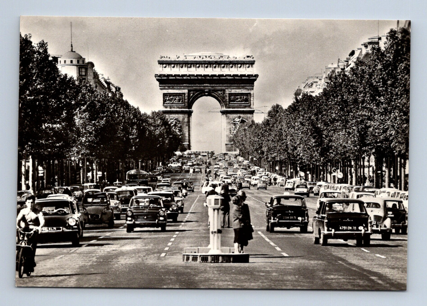 Pohlednice Francie Paříž Champs-Élysées Vítězný oblouk 1965 (M29353)