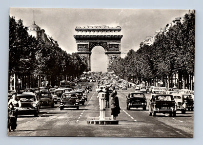 Pohlednice Francie Paříž Champs-Élysées Vítězný oblouk 1965 (M29353)