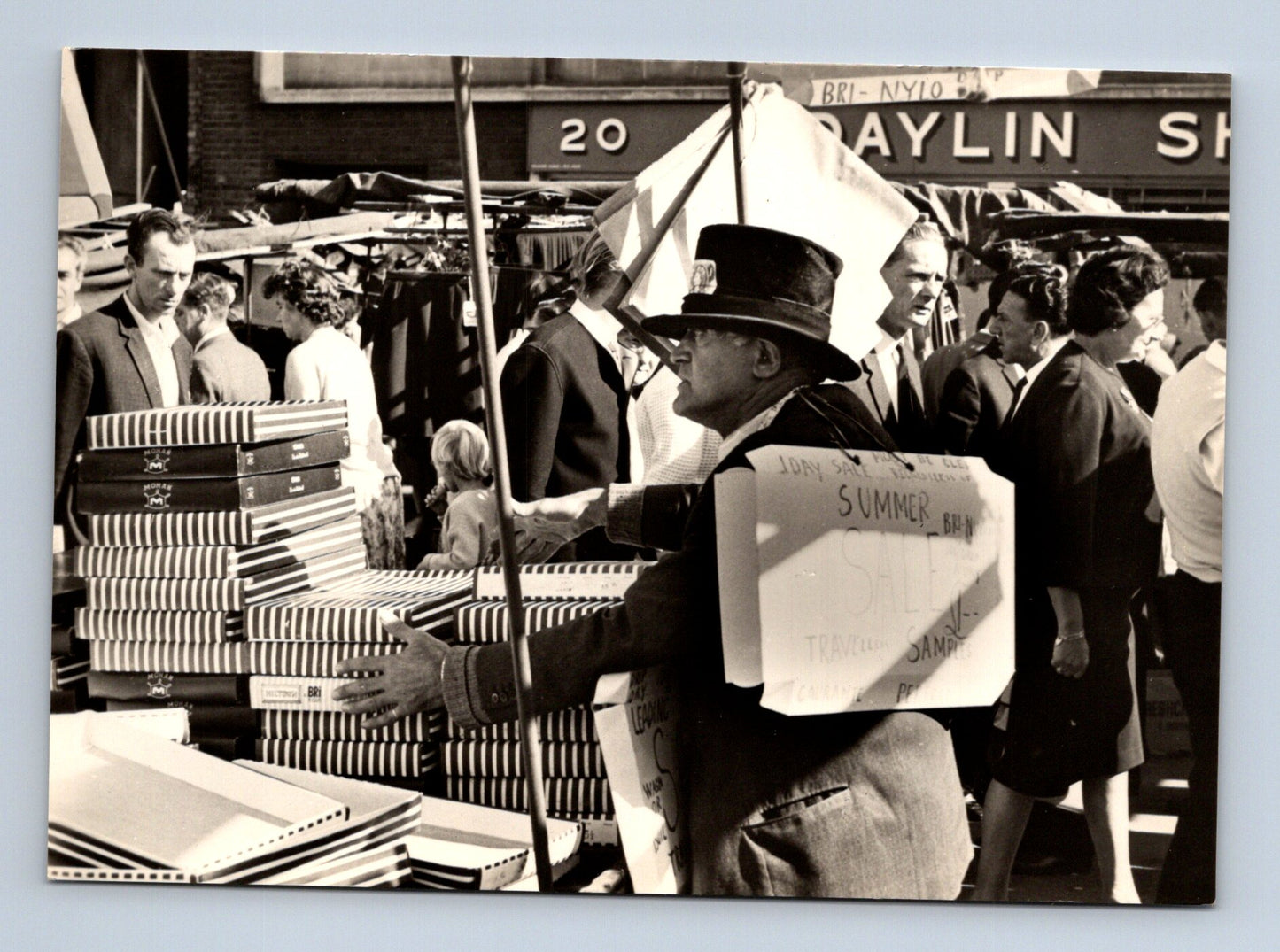 Stará fotografie Praha trh Petticoat Lane pouliční prodavač (M29407)