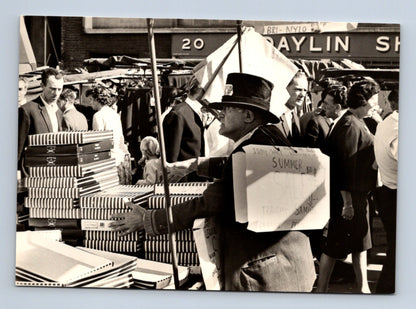Stará fotografie Praha trh Petticoat Lane pouliční prodavač (M29407)