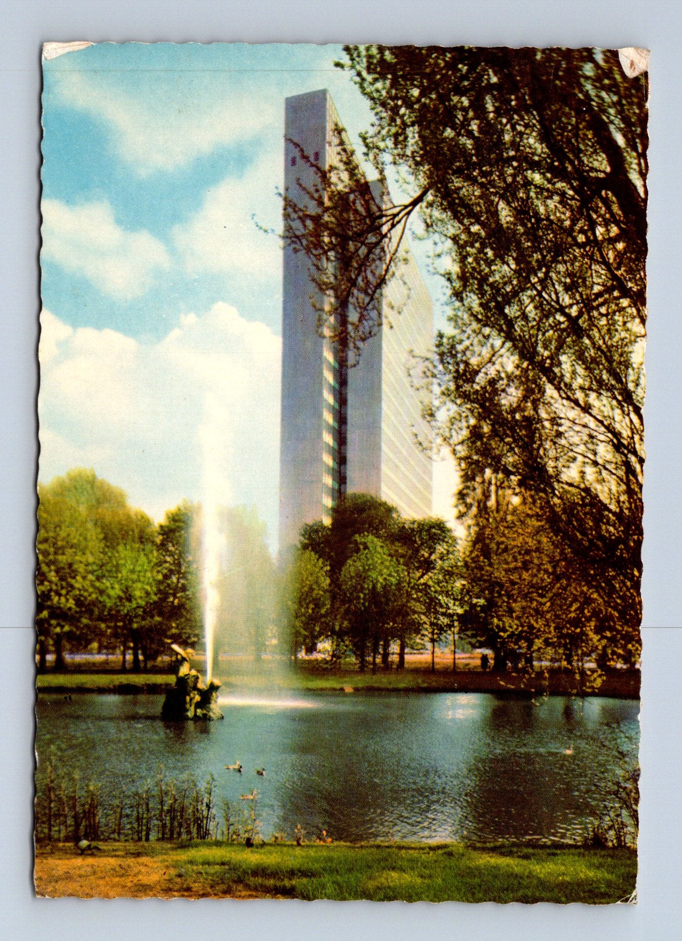 Pohlednice Německo Düsseldorf Thyssen-Haus fontána 1968 (M29511)