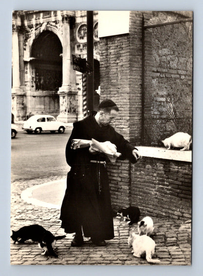 Stará fotografie Řím kapucín krmící kočky (M29691)