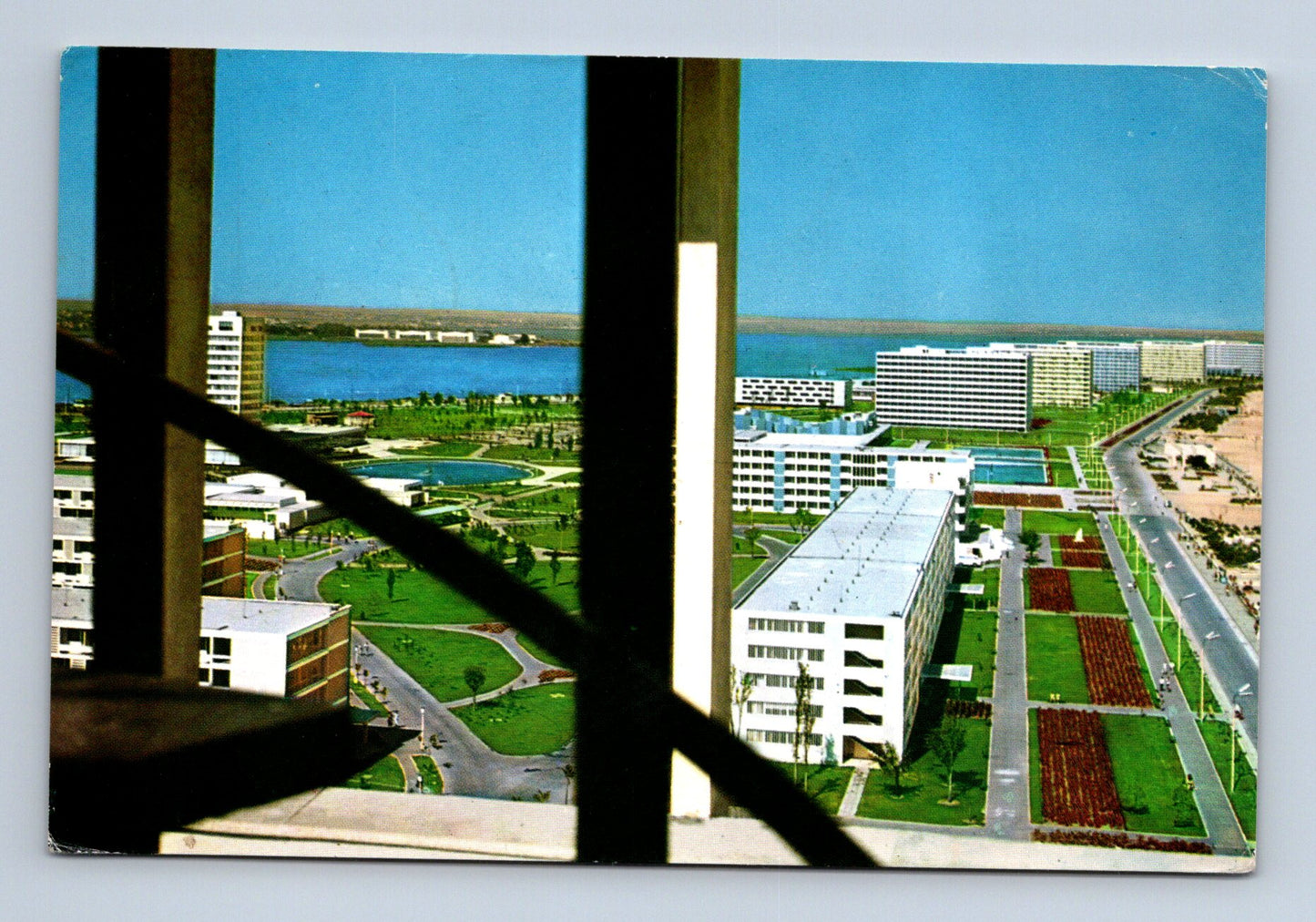 Pohlednice Rumunsko moderní město u vody (M29890)