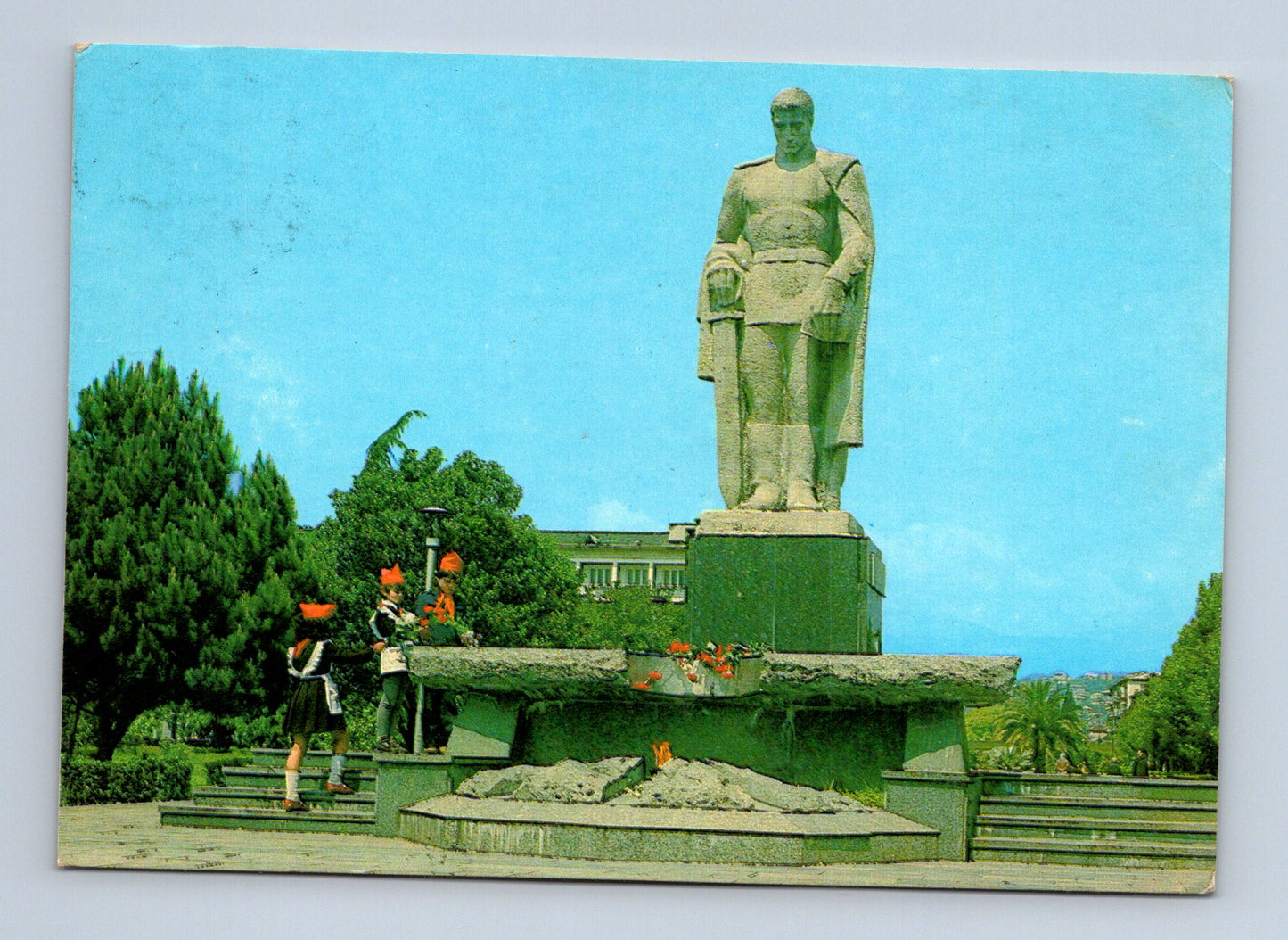 Pohlednice SSSR Suchumi památník hrdinům 1985 (M29956)