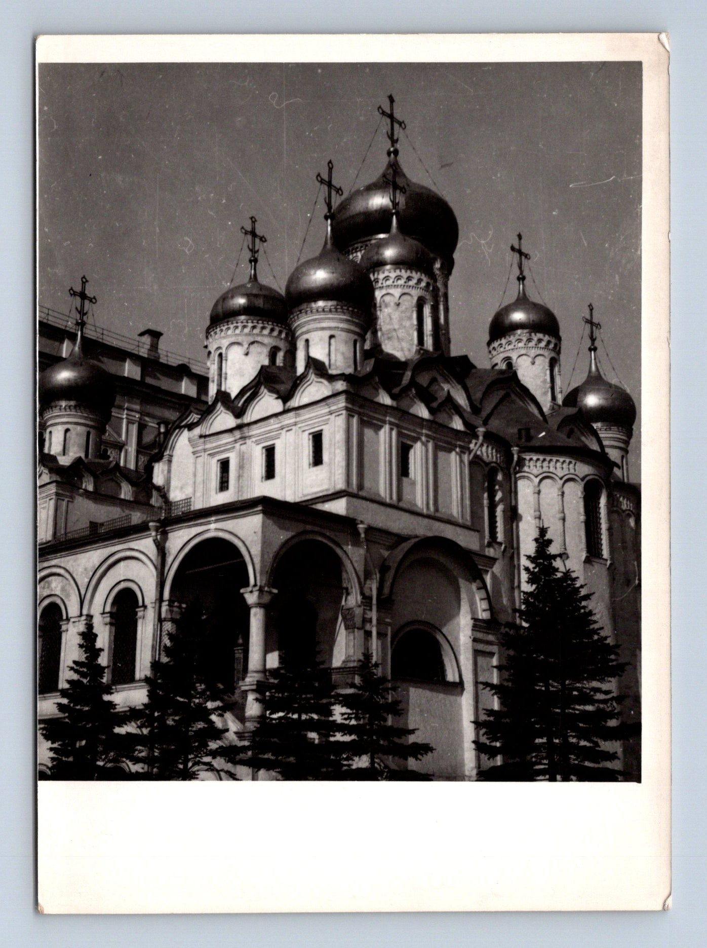 Stará fotografie kostel s cibulovými kupolemi (M29979)