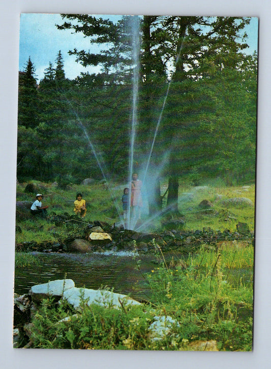 Pohlednice Mongolsko gejzír/fontána s lidmi 1985 (M30038)