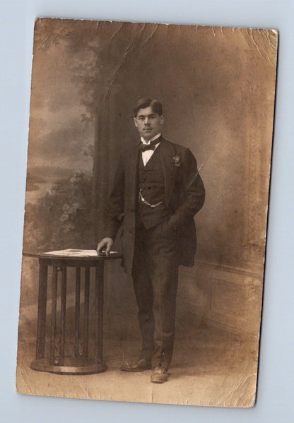 Pohlednice mladý muž v obleku 1918 (M30099)